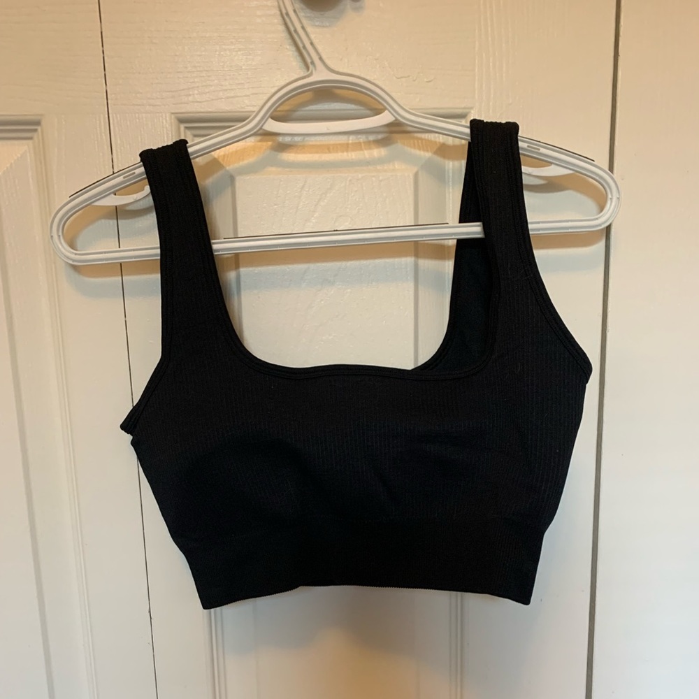 Black seamless ribbed sports bra